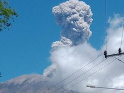2 WNA Nekat Mendaki Gunung Agung yang Berstatus Siaga