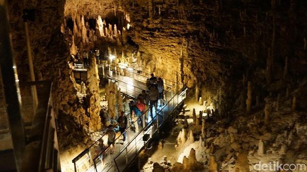 Potret Gua Terpanjang di Jepang