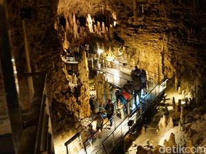 Potret Gua Terpanjang di Jepang