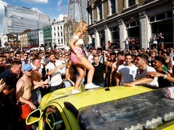 Selain Acak-acak Ikea, Hooligan Inggris Rusak Ambulans dan Taksi