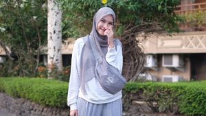 Gaya Hijab Liburan Anti Gerah ala Zaskia Adya Mecca