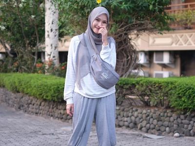 Gaya Hijab Liburan Anti Gerah ala Zaskia Adya Mecca