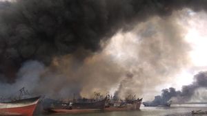 Foto: Asap Hitam di Pelabuhan Benoa Akibat Puluhan Kapal Terbakar