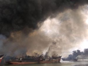 Foto: Asap Hitam di Pelabuhan Benoa Akibat Puluhan Kapal Terbakar