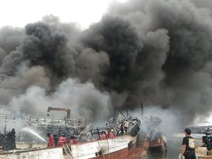 Polisi Dalami Sebab Kebakaran 39 Kapal di Pelabuhan Benoa Bali Polisi Dalami Sebab Kebakaran 39 Kapal di Pelabuhan Benoa Bali