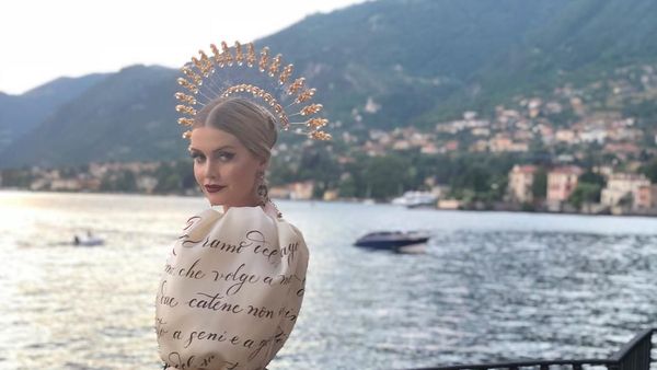 Foto: Bergaun Dramatis, Keponakan Putri Diana Tebar Pesona di Catwalk