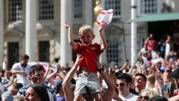 Di kawasan Leeds, seorang fans cilik diarak usai peluit panjang berbunyi di Samara Arena, Inggris lolos ke semifinal untuk pertama kalinya sejak terakhir mencapainya di Piala Dunia 1990. (Foto: Jon Super/Reuters)