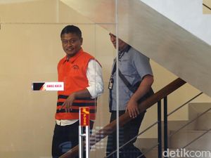 Bupati Buton Selatan Jalani Pemeriksaan Lanjutan Bupati Buton Selatan Jalani Pemeriksaan Lanjutan
