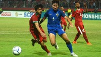 Laga berjalan keras. Indonesia U-19, yang sebelumnya mengemas empat kemenangan beruntun, kali ini mendapat lawan sepadan. (Foto: Umarul Faruq/ANTARA FOTO)