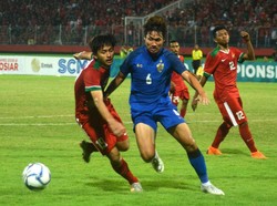 Laga berjalan keras. Indonesia U-19, yang sebelumnya mengemas empat kemenangan beruntun, kali ini mendapat lawan sepadan. (Foto: Umarul Faruq/ANTARA FOTO)