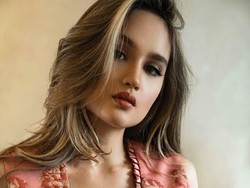 Cinta Laura Pamer Perut Sixpack, Netizen Cewek Jadi Iri