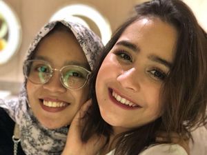 Kisah Siti Main ke Lokasi Syuting dan Jadi Asisten Prilly Latuconsina Kisah Siti Main ke Lokasi Syuting dan Jadi Asisten Prilly Latuconsina