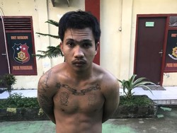 Bertato Doraemon, Pria Sangar Ini Ketahuan Bawa Sabu dan Sajam