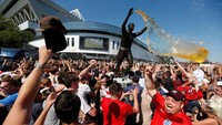 Fans Inggris pesta tak keruan. Terlihat seorang fans diarak dan menuangkan bir ke arah rekan-rekannya yang sedang menggila. (Foto: Ed Sykes/Reuters)