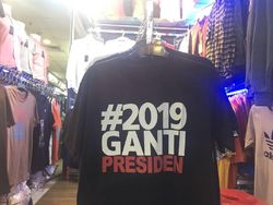Kaos 2019 Ganti Presiden Ramai Dijual di Tanah Abang