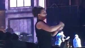 Dua Jempol! Ada Penerjemah Bahasa Isyarat di Konser Eminem
