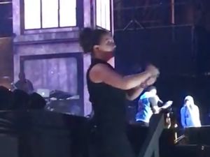 Dua Jempol! Ada Penerjemah Bahasa Isyarat di Konser Eminem