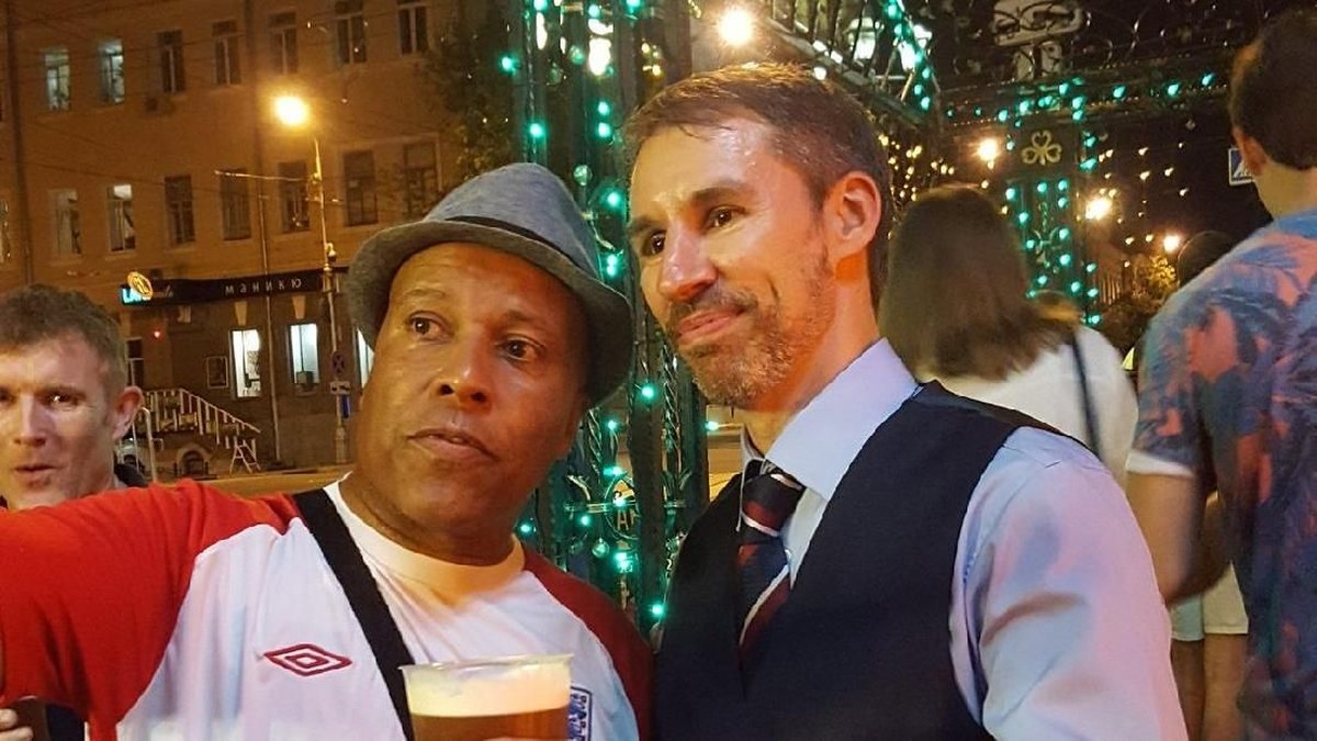 Neil Rowe alias Gareth Southgate palsu diajak berswafoto oleh penggemar. (Foto: Twitter @ASLuhn)