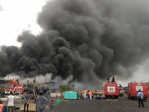 Ada 25 Kapal Ikan yang Masih Terbakar di Pelabuhan Benoa Ada 25 Kapal Ikan yang Masih Terbakar di Pelabuhan Benoa