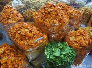 Penyuka Camilan, Di Tempat Ini Ada Puluhan Jenis Camilan yang Dijual Kiloan Penyuka Camilan, Di Tempat Ini Ada Puluhan Jenis Camilan yang Dijual Kiloan