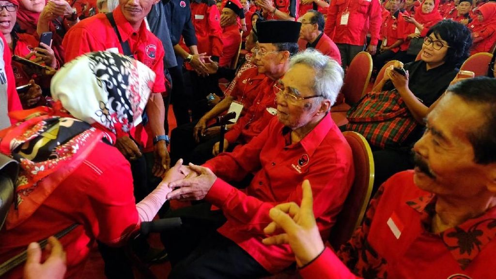 Politikus Senior Sabam Sirait Silaturahmi dengan Kader PDIP