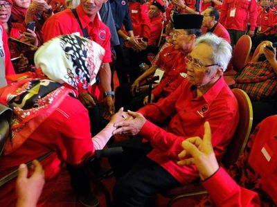 Politikus Senior Sabam Sirait Silaturahmi dengan Kader PDIP