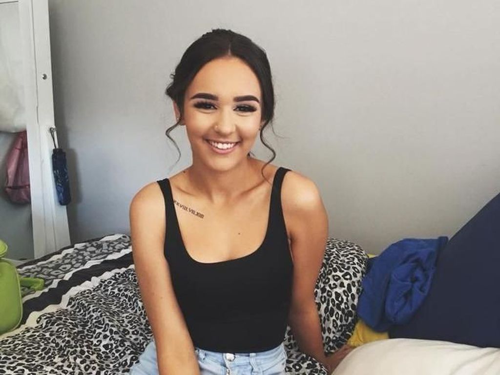 Gadis Cantik Ini Bisa Makan KFC Gratis Selama Setahun Gara-gara Tato Gadis Cantik Ini Bisa Makan KFC Gratis Selama Setahun Gara-gara Tato