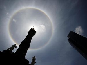 Cantiknya Matahari Halo di Monumen Kemerdekaan Meksiko