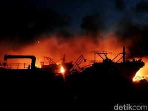 Api Sempat Padam, Puluhan Kapal di Benoa Bali Kembali Membara Api Sempat Padam, Puluhan Kapal di Benoa Bali Kembali Membara