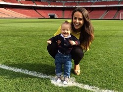 Kenalkan Polly Parsons, istri Thomas Vermaelen. Dia berpose bersama anaknya. (Foto: dok.Instagram)