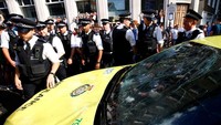 Sialnya, kepolisian setempat kini memburu aksi pengrusakan itu karena dianggap kelewatan. (Foto: Henry Nicholls/Reuters)