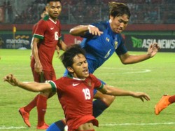 Barisan depan Timnas Indonesia U-19 yang diisi Hanis Saghara dan Saddil Ramdani bisa diredam Thailand. (Foto: Umarul Faruq/ANTARA FOTO)