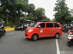 2 Mobil Puslabfor dan Inafis Polisi Tinggalkan Gedung Kemenhub