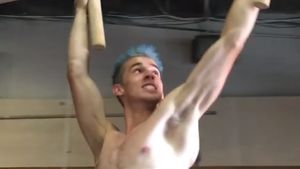 Austin Gray, si Ninja Warrior yang Terlihat Kurus Tapi Berotot