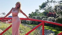 Rafaella Szabo merupakan pasangan pemain Belgia, Axel Witsel. Ini pose menawannya di sebuah taman. (Foto: dok.Instagram)