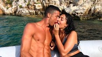 Dari foto yang di unggah melalui akun Instagram Georgina Rodriguez, pasangan ini terlihat sangat menikmati momen kebersamaan mereka. (Instagram/@georginagio)