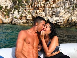 Dari foto yang di unggah melalui akun Instagram Georgina Rodriguez, pasangan ini terlihat sangat menikmati momen kebersamaan mereka. (Instagram/@georginagio)