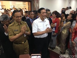 Akrab di Acara HKBP, Luhut Tak Bahas Pilpres dengan Anies