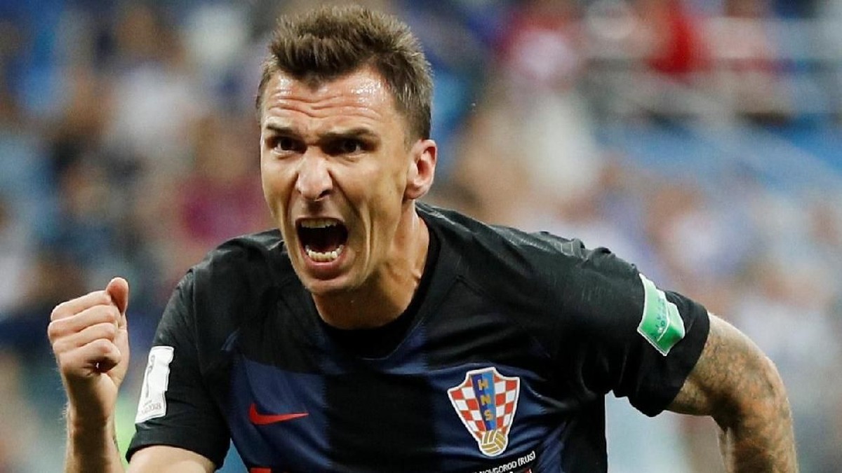 Mario Mandzukic memberi peringatan kepada kiper Inggris. (Foto: Darren Staples/Reuters)
