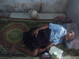 Kisah Pilu Kakek di Bandung Barat Huni Bekas Gudang Pakan Ayam Kisah Pilu Kakek di Bandung Barat Huni Bekas Gudang Pakan Ayam