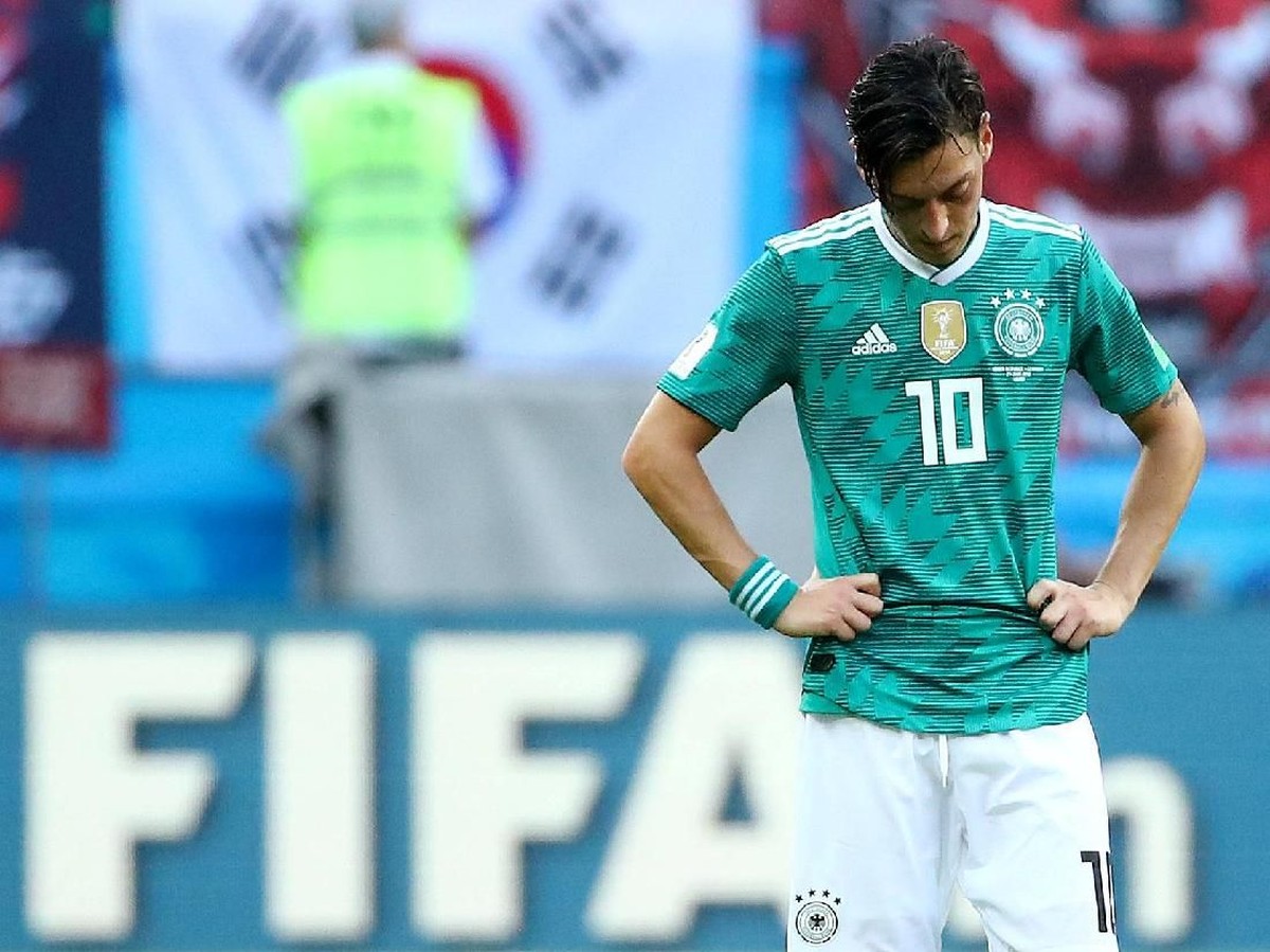 Mesut Oezil meredup di Piala Dunia 2018. (Foto: Michael Dalder /Reuters)