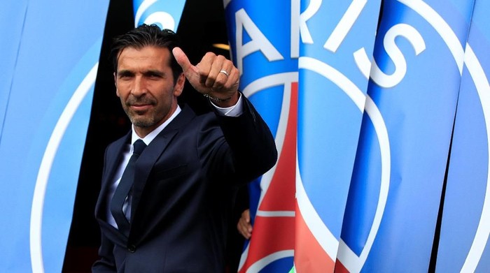 Bienvenue, Gianluigi Buffon Buffon masih akan lanjut bermain setelah tak lagi berkostum Juventus. Kiper legendaris Italia itu resmi bergabung dengan klub kaya Prancis, Paris Saint-Germain.