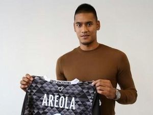 Alphonse Areola, Kiper Ganteng yang Punya Bahu Lebar dan Berdada Bidang