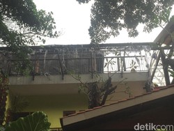 Tersambar Api Las, Atap Rumah di Duren Sawit Terbakar