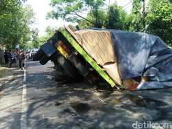 Roda Lepas, Truk Muat Kayu Lapis Terguling di Jalur Nasional Jombang