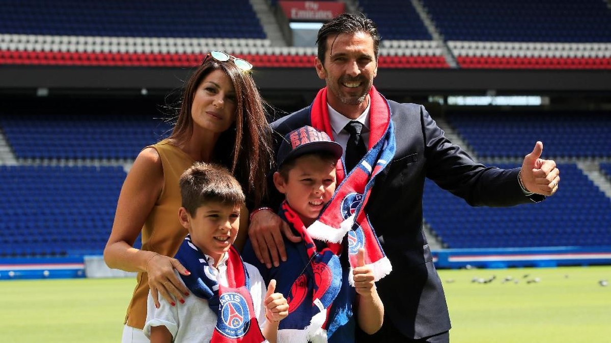 Gianluigi Buffon bersama anak dan istrinya saat sesi perkenalan di PSG (Reuters)