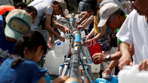 Korban Banjir Jepang Antre Air Bersih