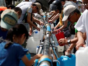 Korban Banjir Jepang Antre Air Bersih Korban Banjir Jepang Antre Air Bersih