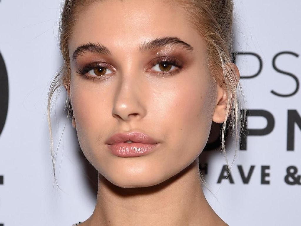 Hailey Baldwin Pakai Krim Wajah Rp 20 Juta yang Dibuat dari Darah Manusia Hailey Baldwin Pakai Krim Wajah Rp 20 Juta yang Dibuat dari Darah Manusia