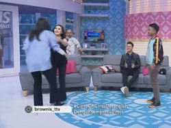Momen Awkward Luna Maya Saat Cipika Cipiki dengan Ayu Ting Ting